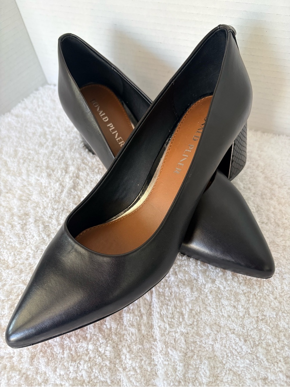 Donald Pliner Women's Nappa Suzette Pointed Toe Pump Black
Leather Size 9